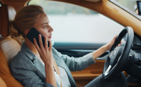 Geen dekking voor schade met auto tijdens gebruik van telefoon in de hand